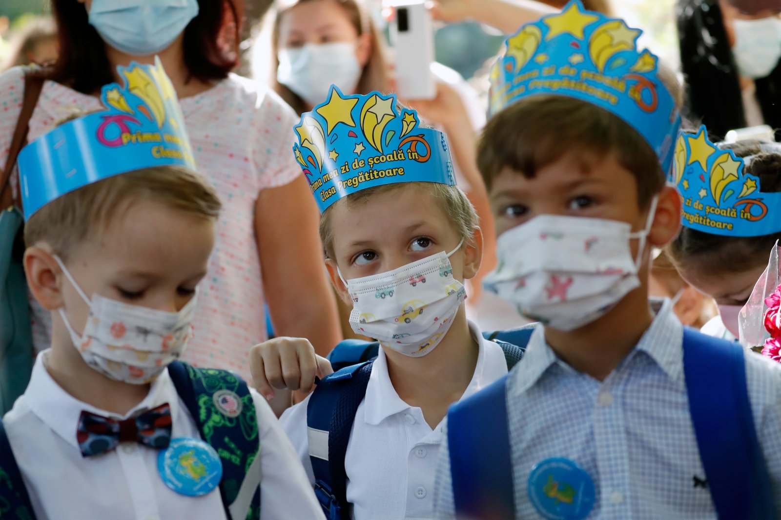 9月13日,在羅馬尼亞首都布加勒斯特,學生等待新學期開學典禮。當日,羅馬尼亞全國中小學開學,由於疫情日趨嚴重,政府要求所有人員必須戴口罩。(新華社) 9月13日,在羅馬尼亞首都布加勒斯特,學生等待新學期開學典禮。當日,羅馬尼亞全國中小學開學,由於疫情日趨嚴重,政府要求所有人員必須戴口罩。(新華社)