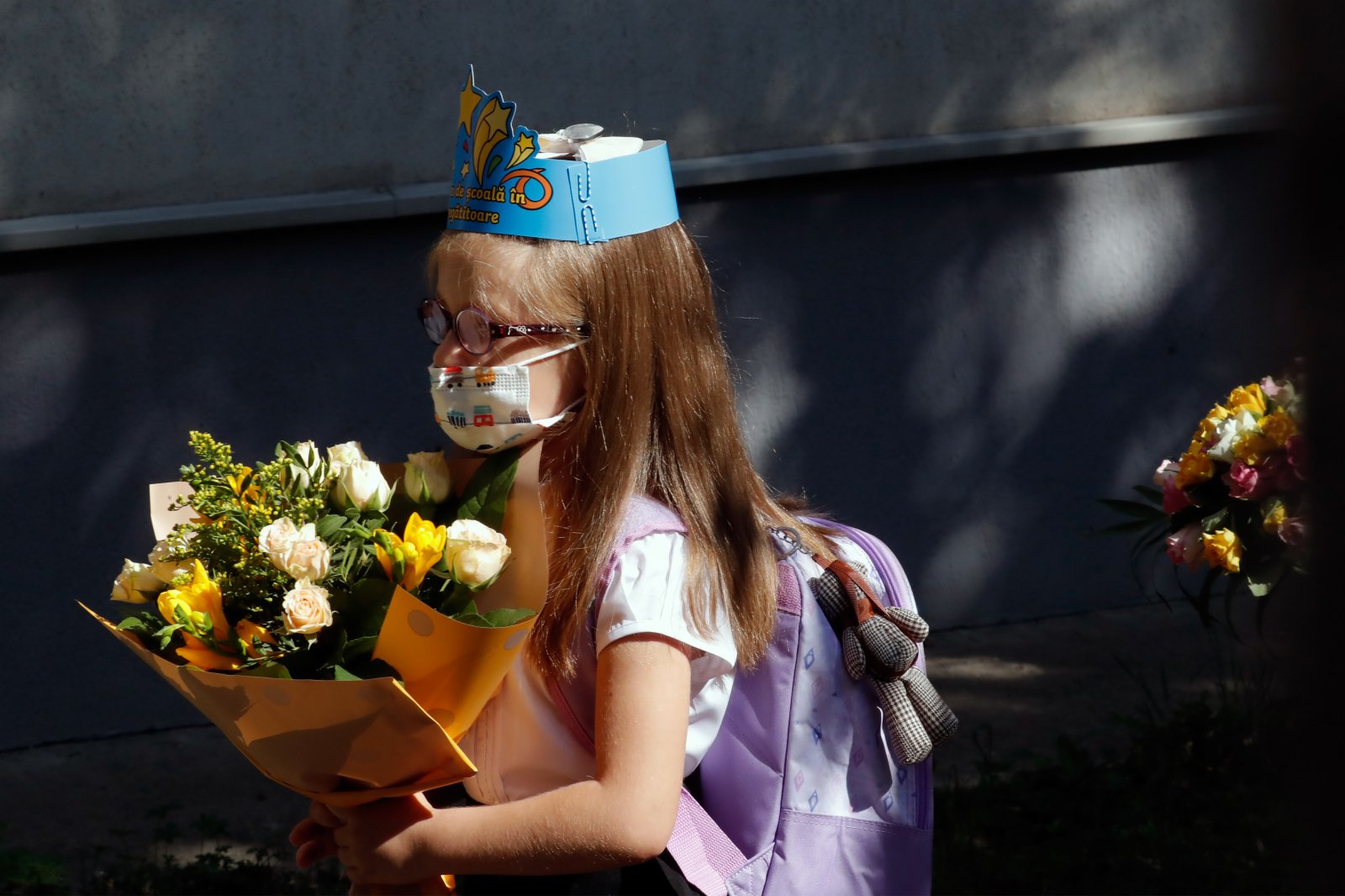 9月13日,在羅馬尼亞首都布加勒斯特,一名小學生進入學校參加新學期開學典禮。當日,羅馬尼亞全國中小學開學,由於疫情日趨嚴重,政府要求所有人員必須戴口罩。(新華社) 9月13日,在羅馬尼亞首都布加勒斯特,一名小學生進入學校參加新學期開學典禮。當日,羅馬尼亞全國中小學開學,由於疫情日趨嚴重,政府要求所有人員必須戴口罩。(新華社)
