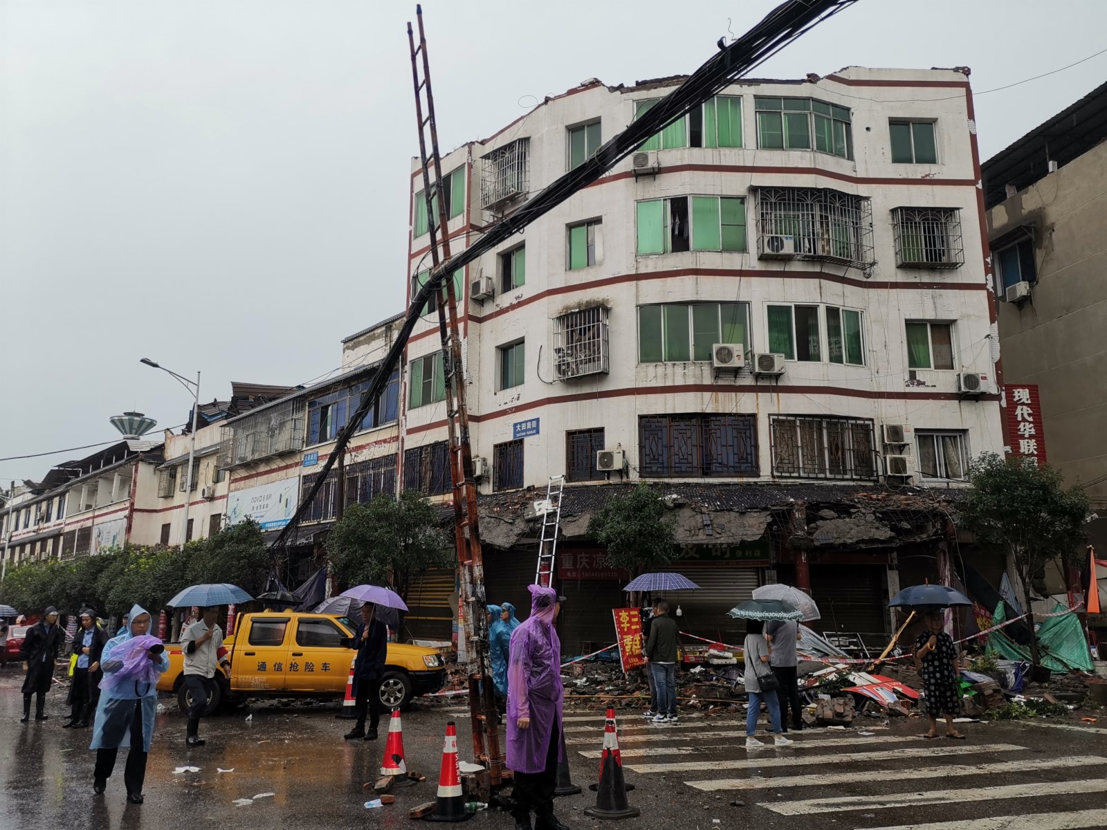 這是9月16日在瀘縣福集鎮大田南街拍攝的地震中受損房屋。（新華社）