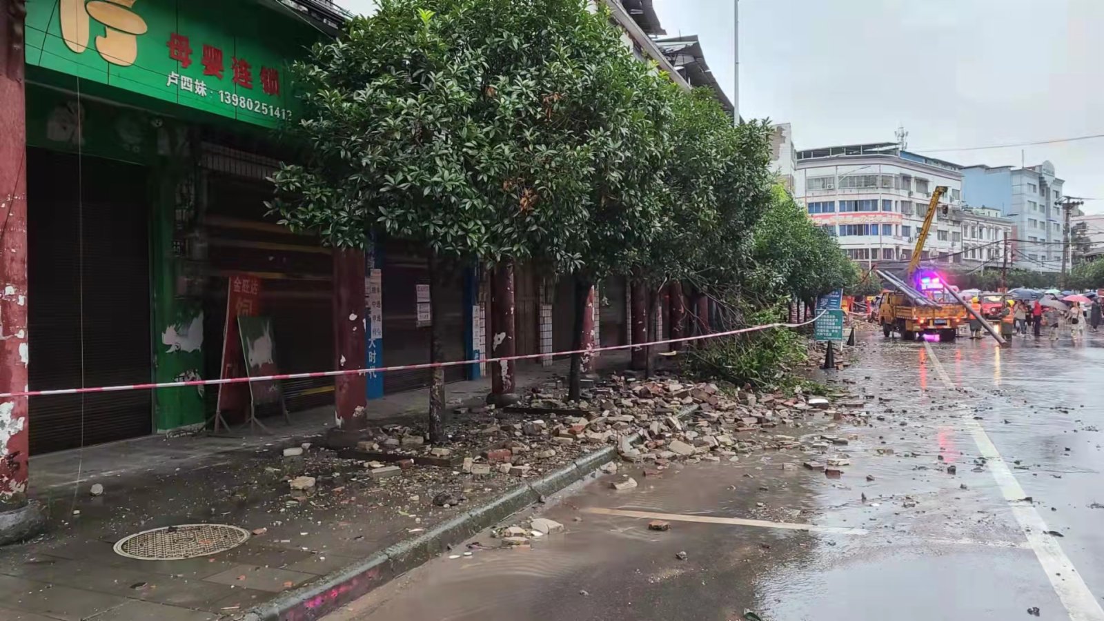 這是9月16日拍攝的地震發生後的瀘縣街道。（新華社）