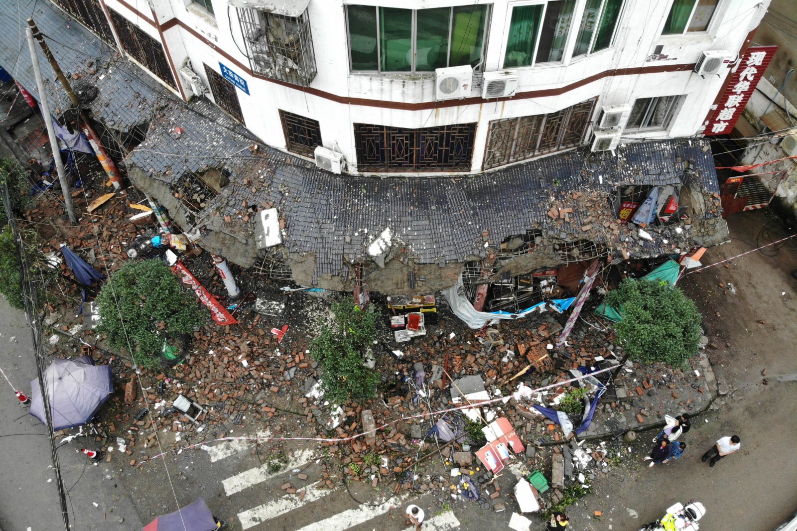 俯瞰震中福集鎮受損的房屋。