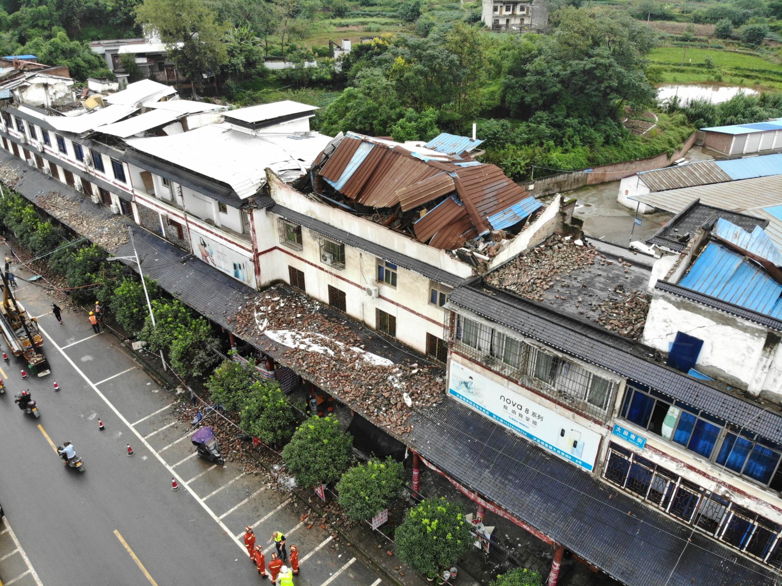 俯瞰震中福集鎮受損的房屋。
