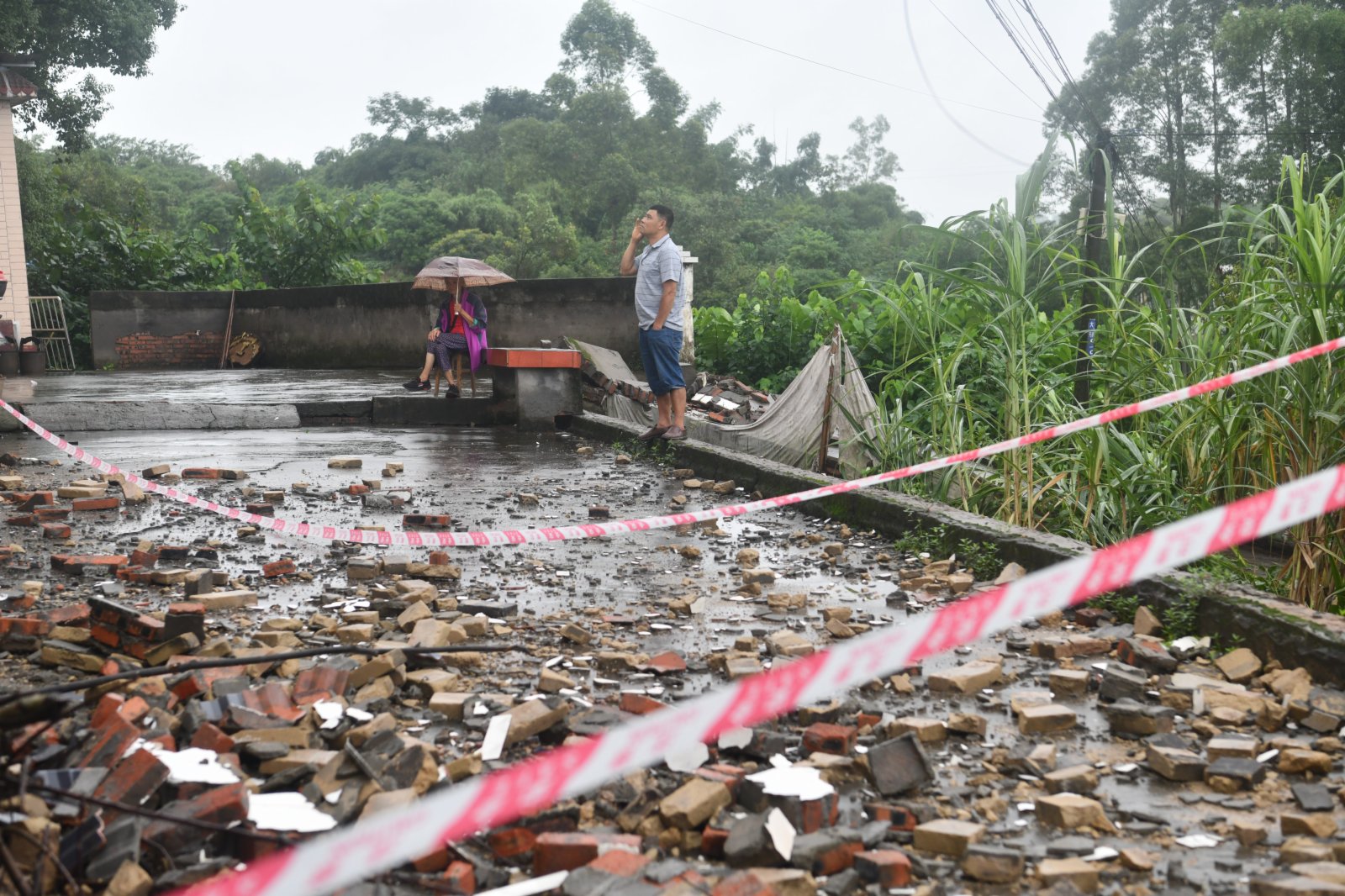 震中瀘縣福集鎮受損的農房。