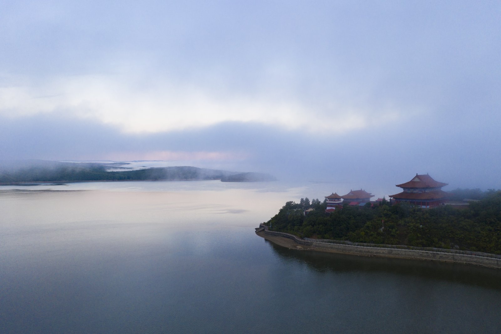 9月17日拍攝的鏡泊湖世界地質公園晨景（無人機照片）。（新華社）
