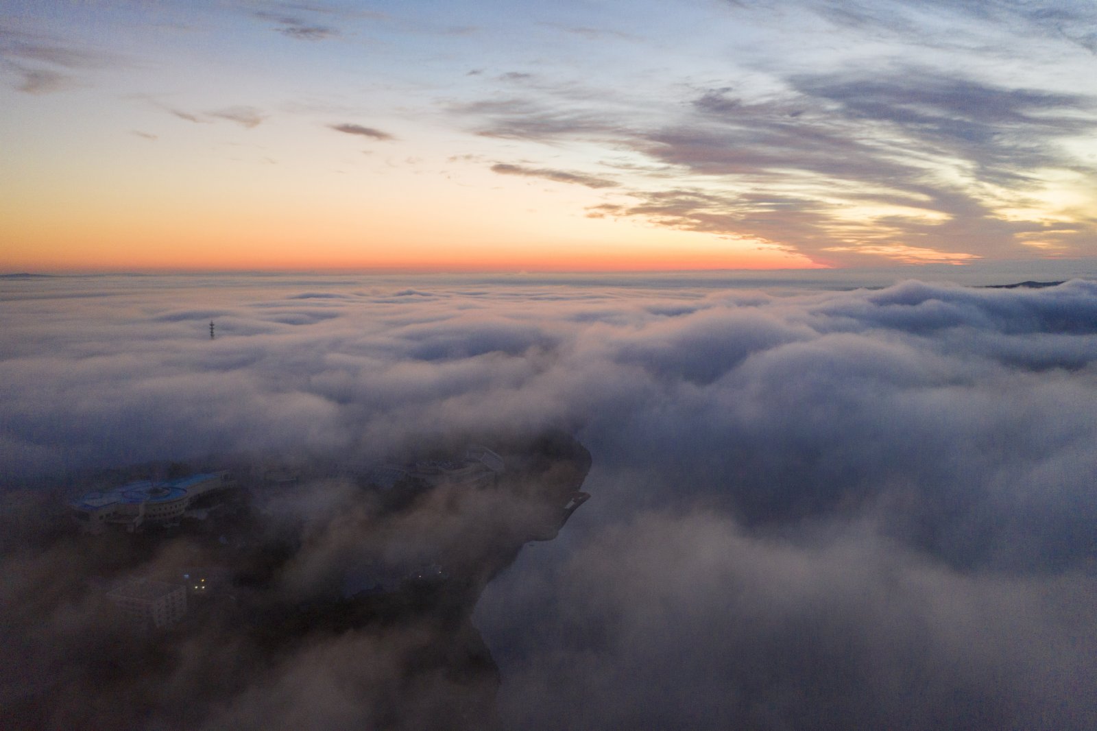 9月17日拍攝的鏡泊湖世界地質公園晨景（無人機照片）。（新華社）
