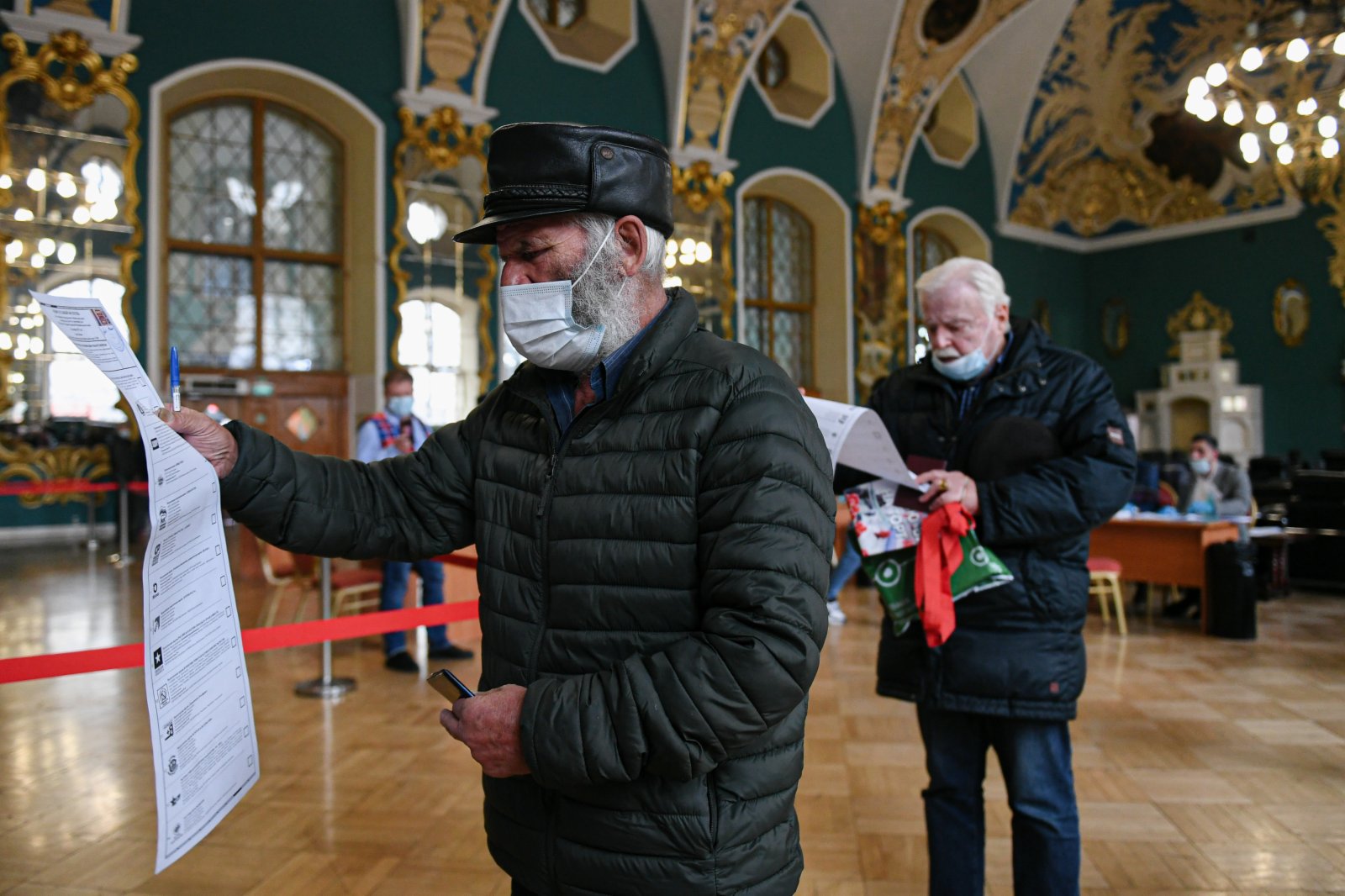 9月17日，人們在俄羅斯首都莫斯科設立於火車站內的投票點投票。（新華社）