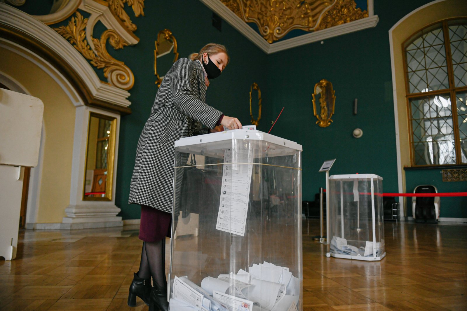 9月17日，一名女子在俄羅斯首都莫斯科設立於火車站內的投票點投票。（新華社）