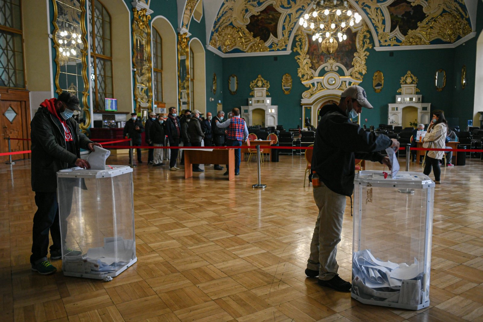  9月17日，人們在俄羅斯首都莫斯科設立於火車站內的投票點投票。（新華社）