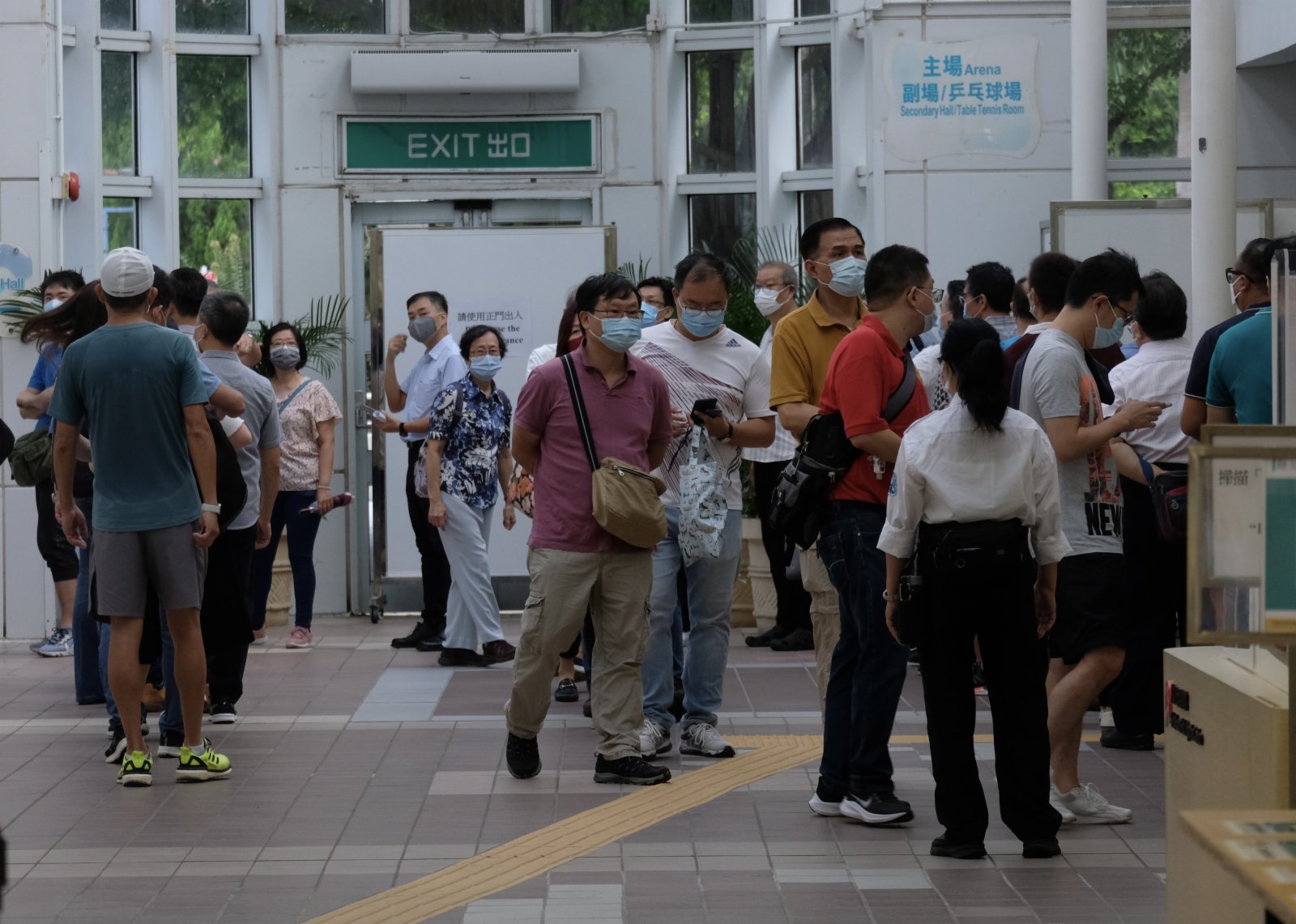 選民在九龍公園票站排隊等候投票。(大公文匯全媒體記者 攝) 選民在九龍公園票站排隊等候投票。(大公文匯全媒體記者 攝)