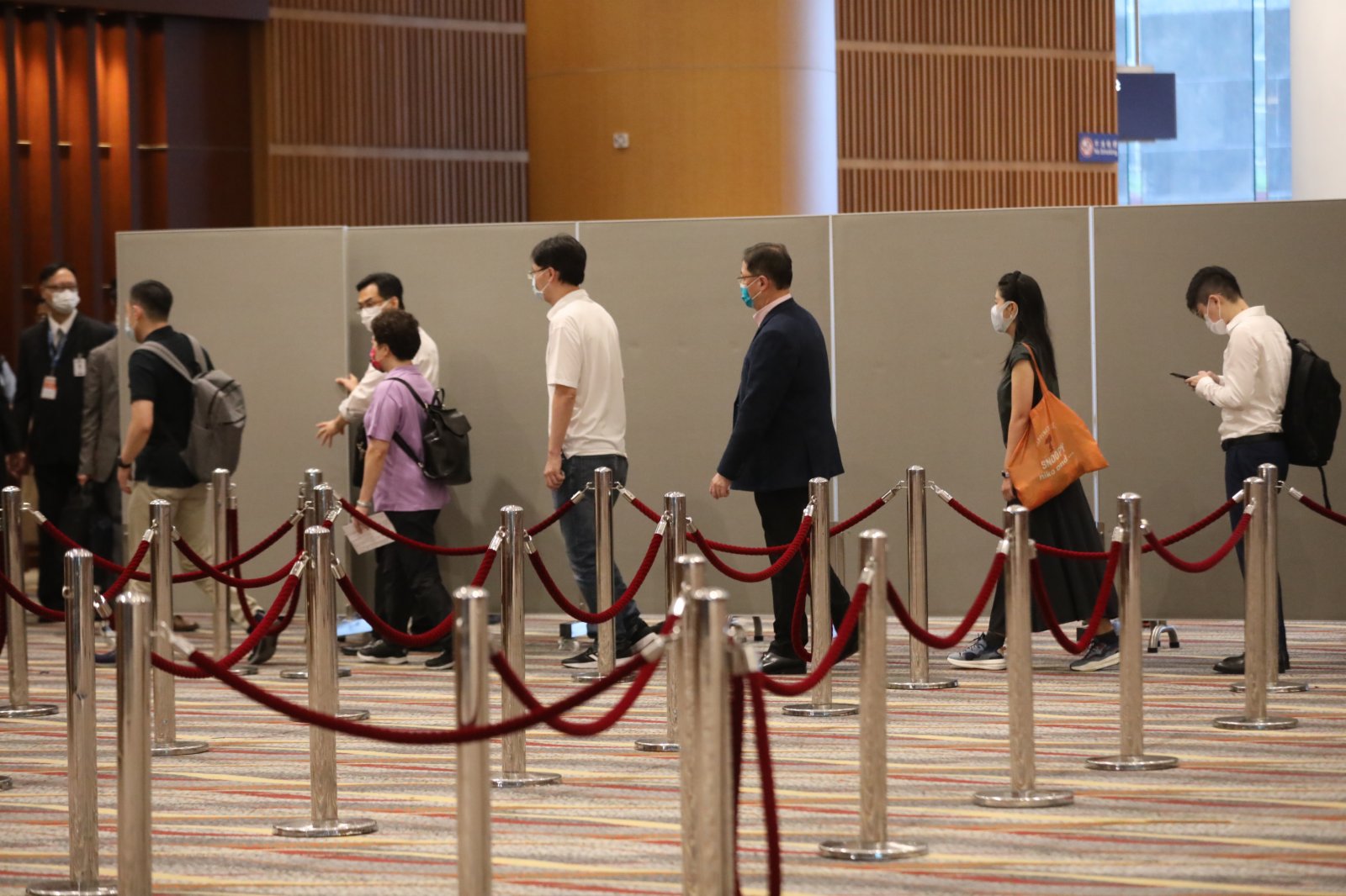 選民排隊進入灣仔會展中心投票站。(香港文匯報記者萬霜靈 攝) 選民排隊進入灣仔會展中心投票站。(香港文匯報記者萬霜靈 攝)