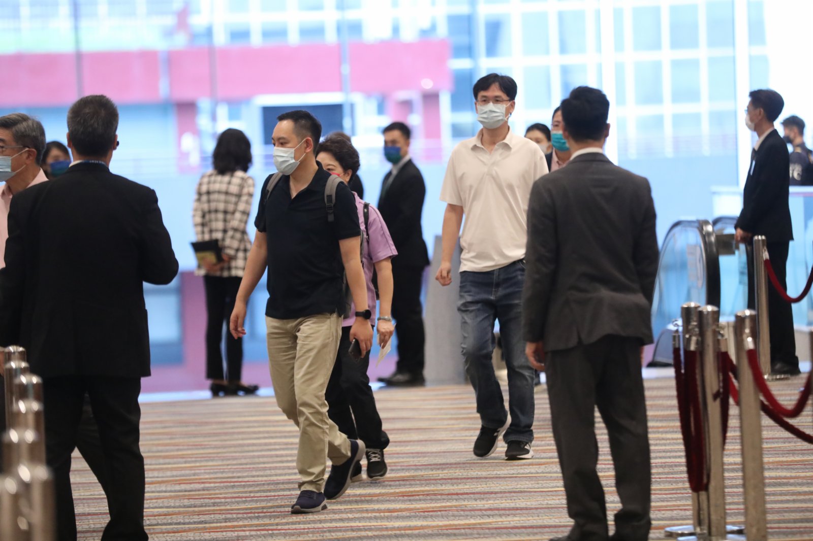 選民排隊進入灣仔會展中心投票站。(香港文匯報記者萬霜靈 攝) 選民排隊進入灣仔會展中心投票站。(香港文匯報記者萬霜靈 攝)