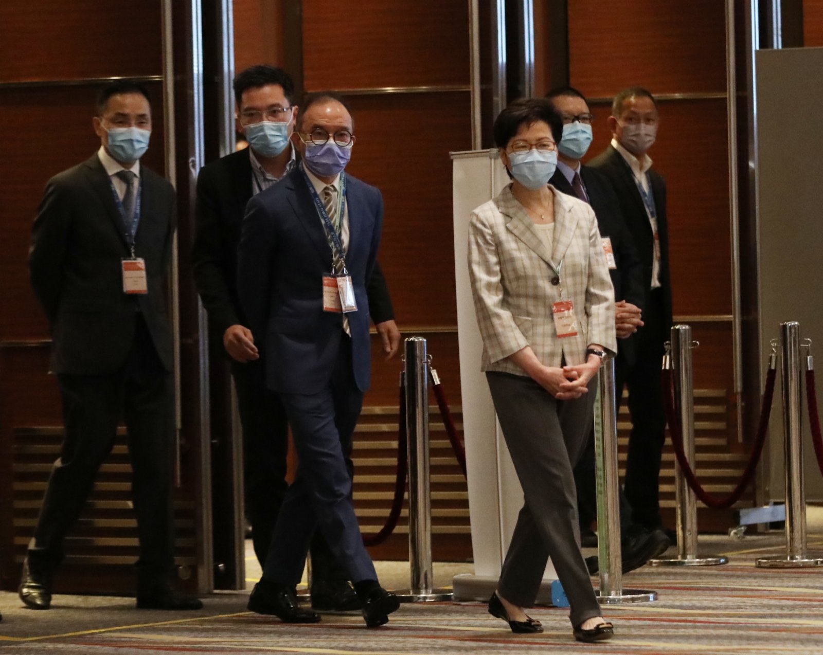 選舉委員會界別分組選舉今日舉行,行政長官林鄭月娥上午到灣仔會展中心投票站。(香港文匯報記者萬霜靈 攝) 選舉委員會界別分組選舉今日舉行,行政長官林鄭月娥上午到灣仔會展中心投票站。(香港文匯報記者萬霜靈 攝)