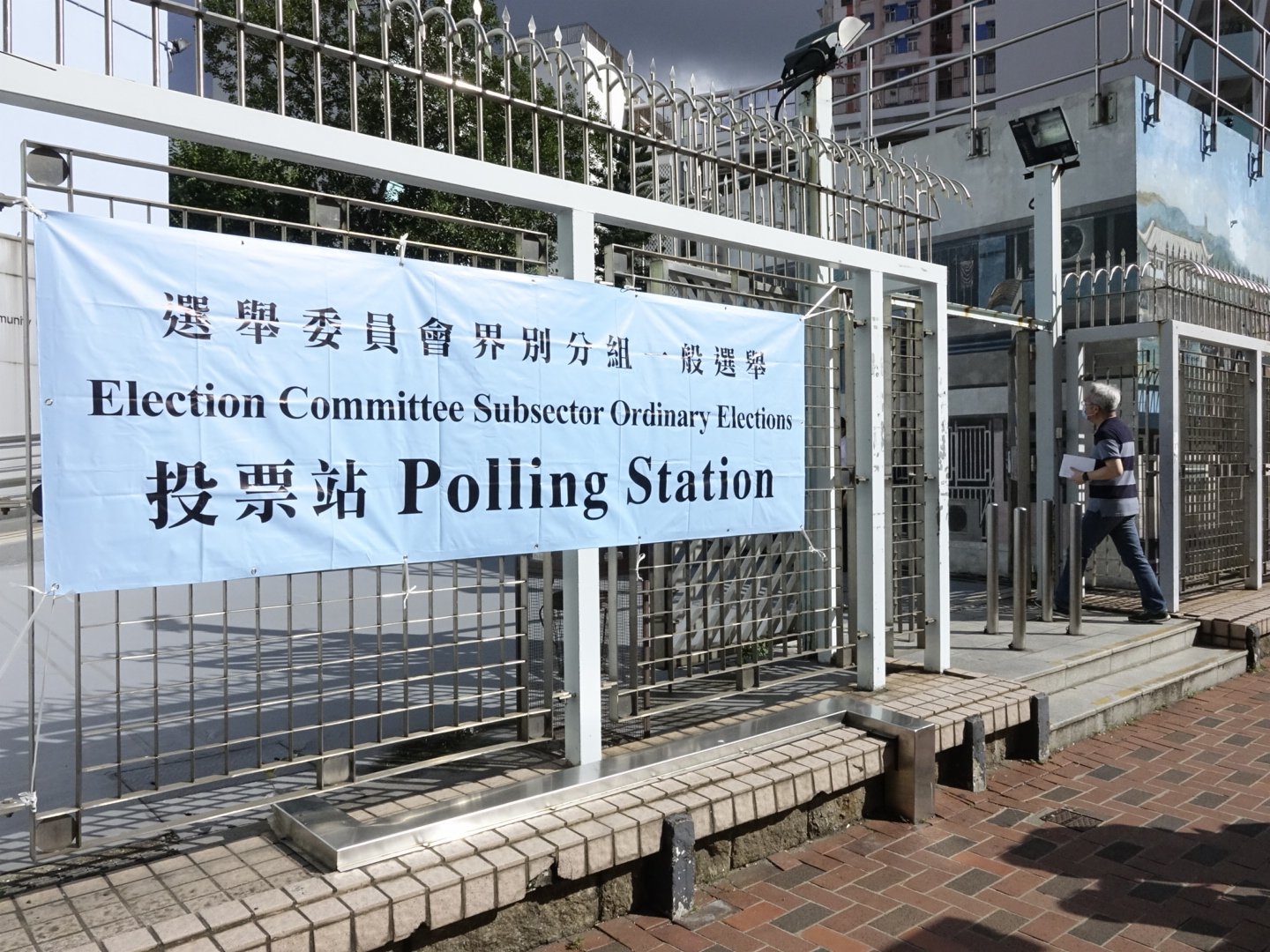 荃灣雅麗山社區中心票站(香港文匯報記者彭子文攝) 荃灣雅麗山社區中心票站(香港文匯報記者彭子文攝)
