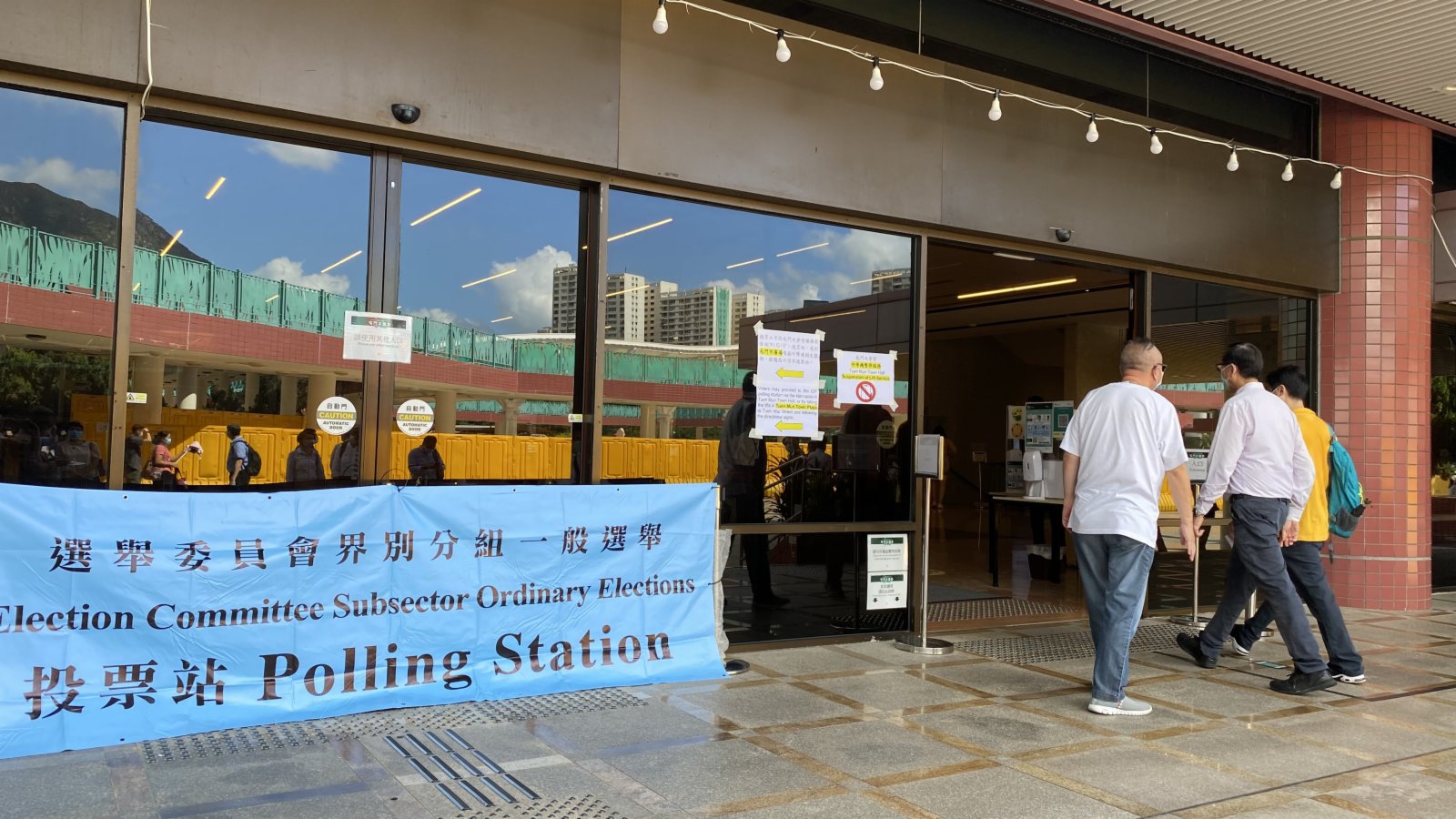 選民進入屯門大會堂投票站投票。(大公文匯全媒體記者攝) 選民進入屯門大會堂投票站投票。(大公文匯全媒體記者攝)