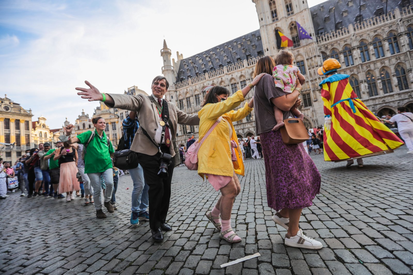 9月18日，人們在比利時布魯塞爾大廣場的民俗節活動上跳舞。（新華社）