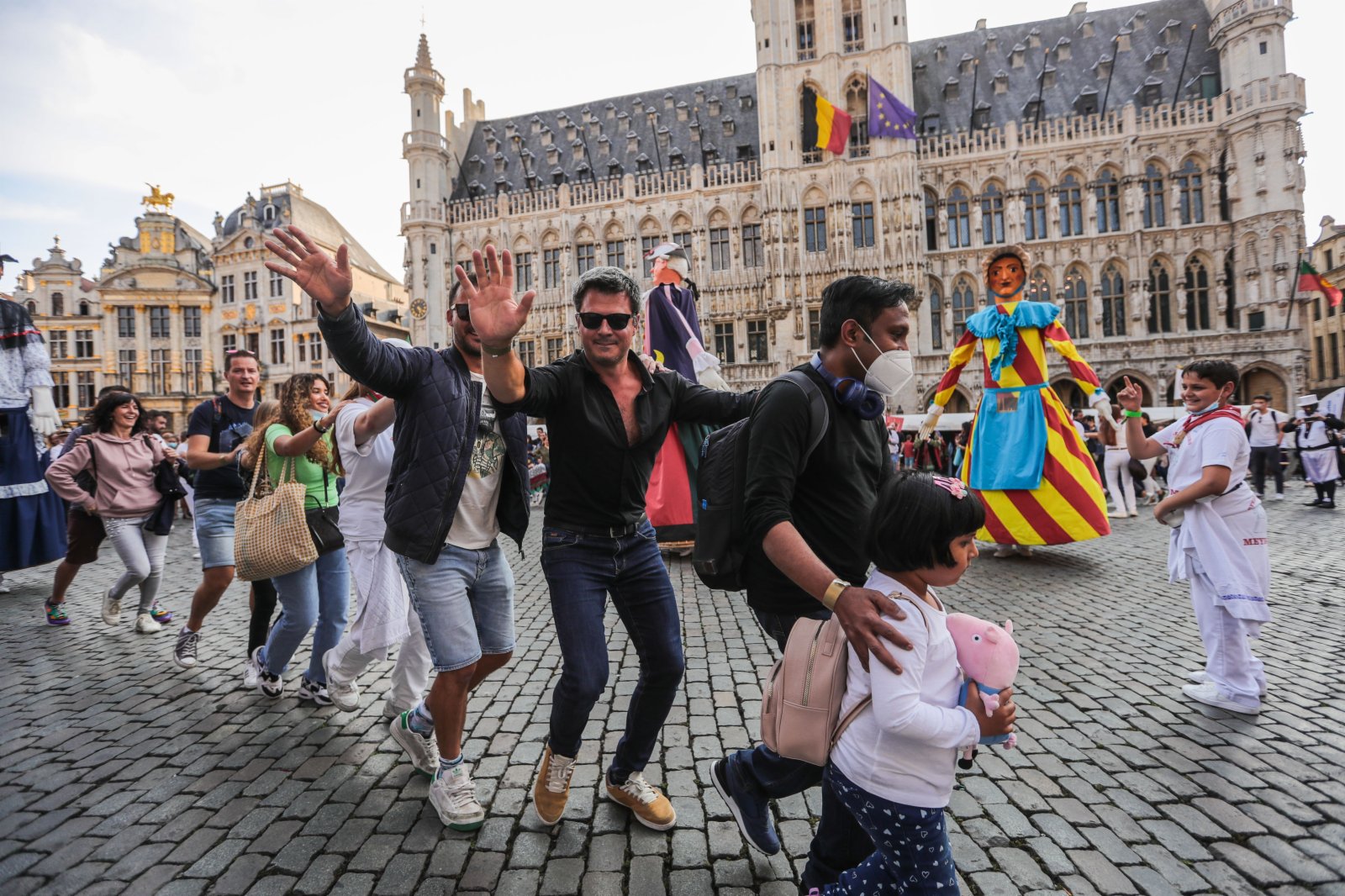 9月18日，人們在比利時布魯塞爾大廣場的民俗節活動上跳舞。（新華社）