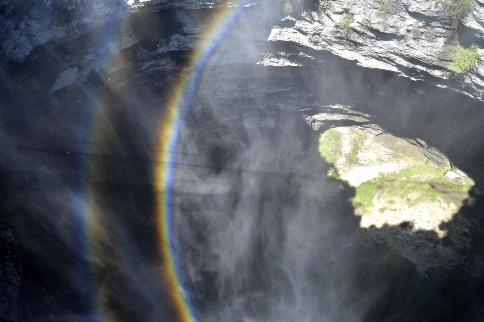 這是在湖北省宣恩縣鑼圈岩天坑拍攝的「天坑彩虹」。（新華社）