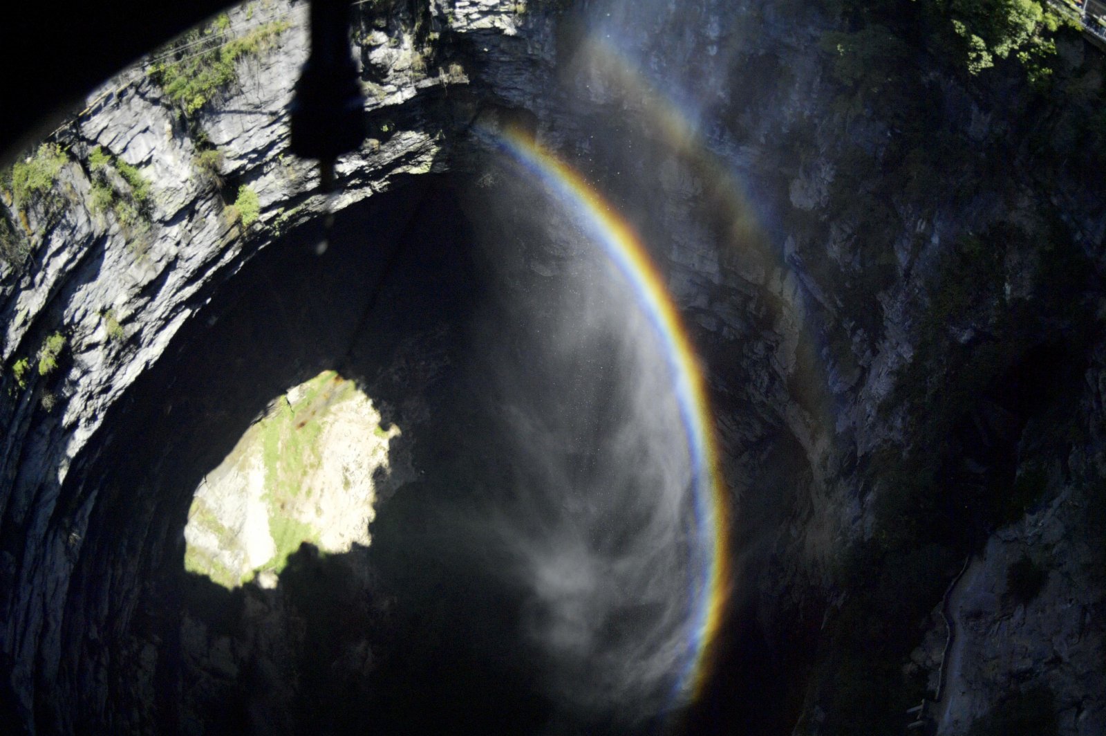 這是在湖北省宣恩縣鑼圈岩天坑拍攝的「天坑彩虹」。（新華社）