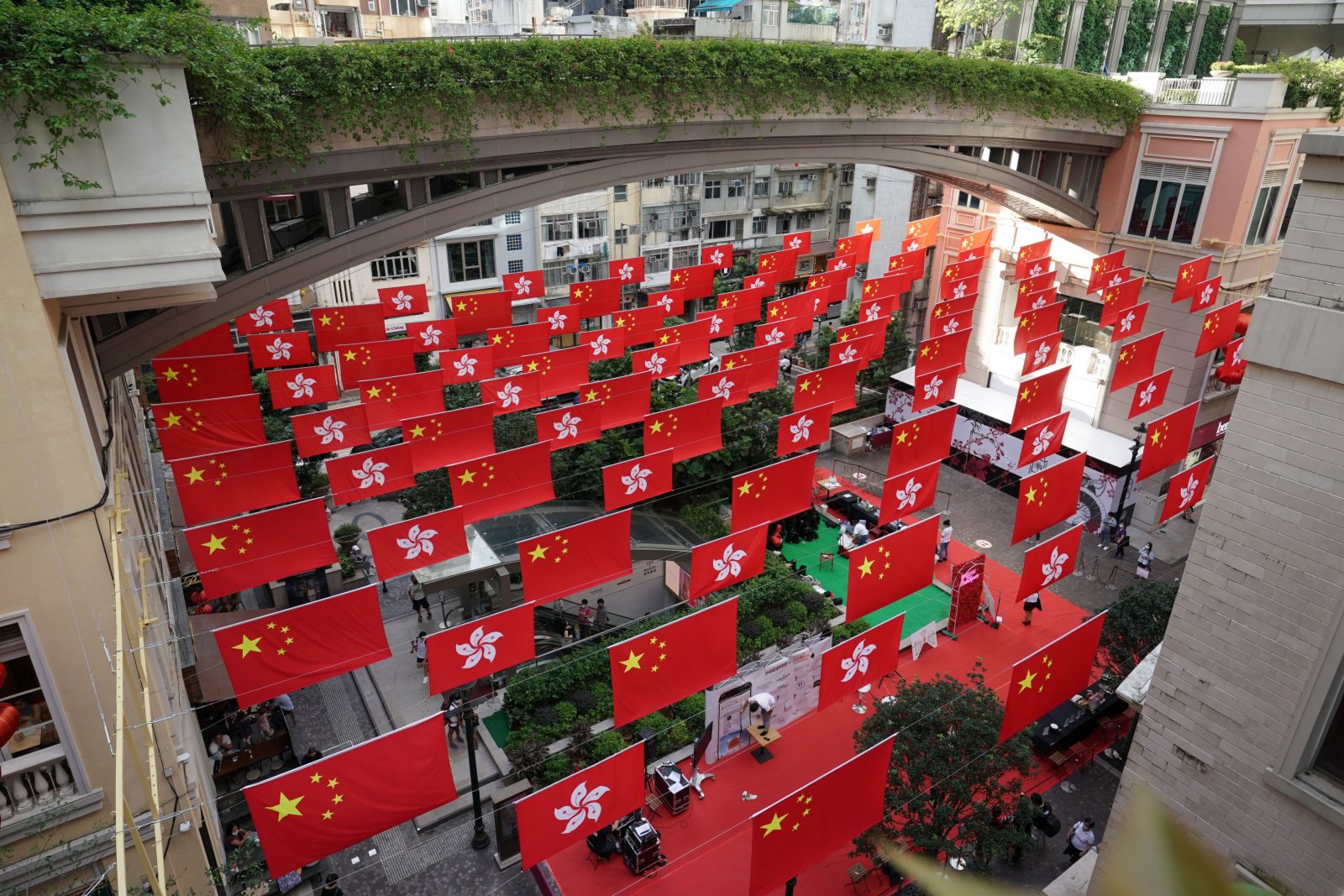 9月22日，100多面五星紅旗和香港特區區旗高懸香港利東街中庭上空。（中新社）