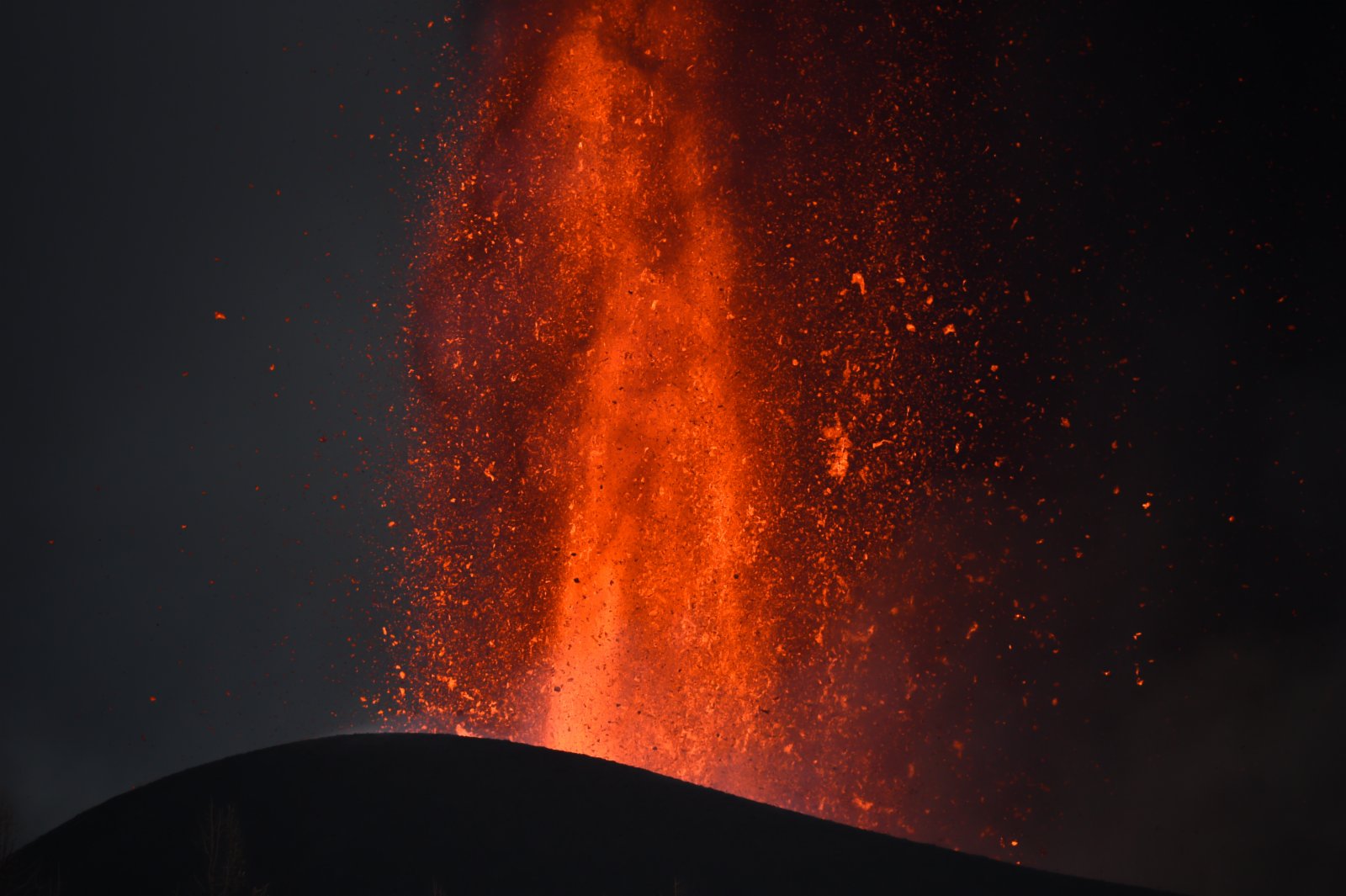 這是9月23日在西班牙拉帕爾馬島拍攝的火山噴發景象。（新華社）