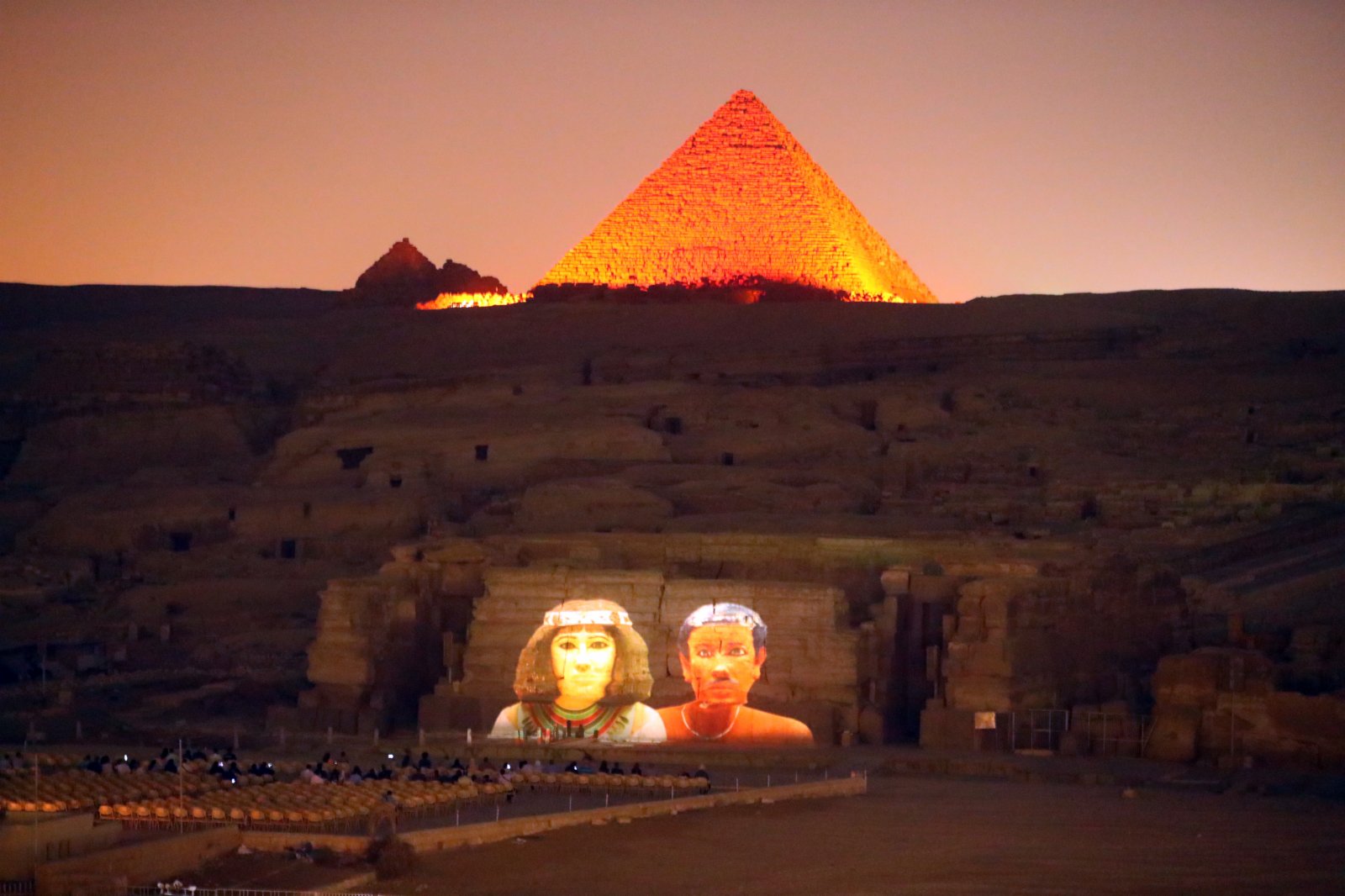 遊客在埃及吉薩金字塔群景區欣賞聲光秀。