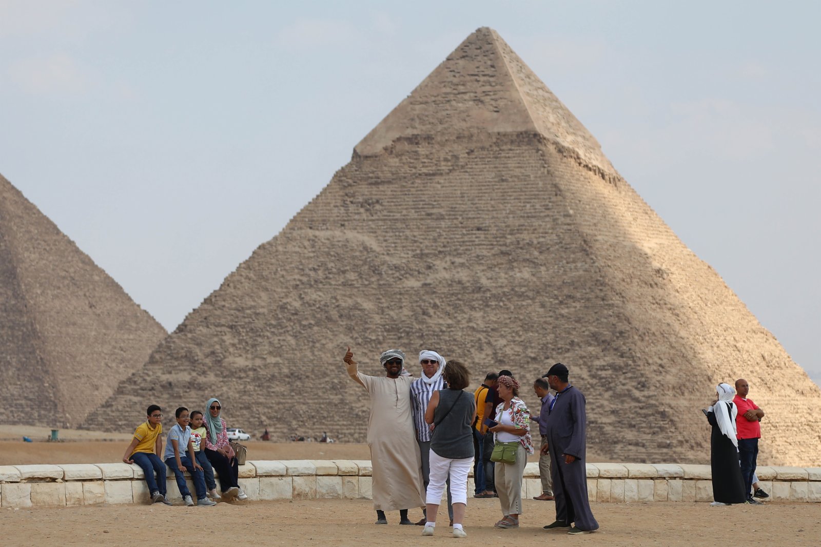 遊客在埃及吉薩金字塔群景區內遊覽。