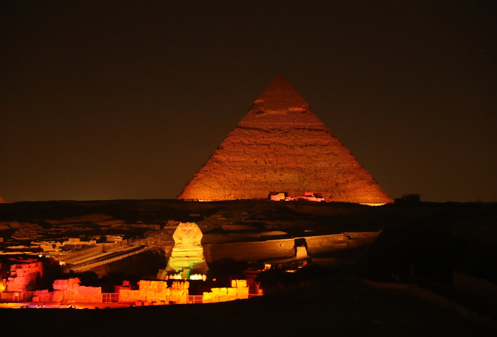 埃及吉薩金字塔群景區為遊客上演聲光秀。