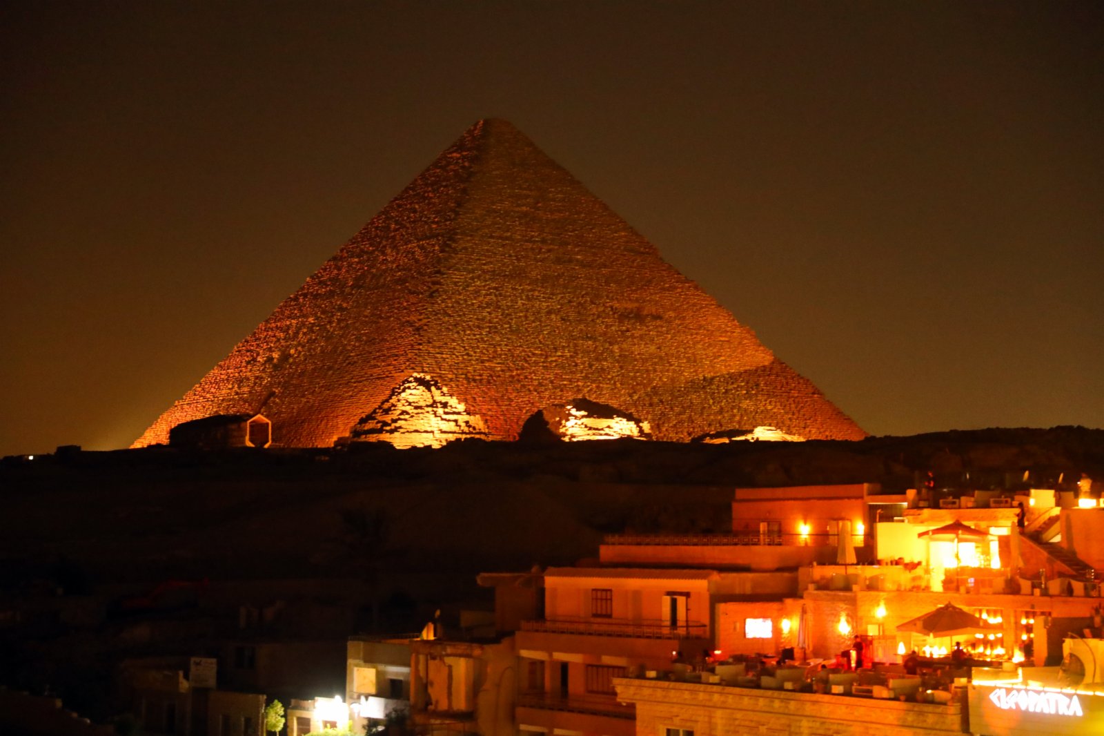 埃及吉薩金字塔群景區為遊客上演聲光秀。