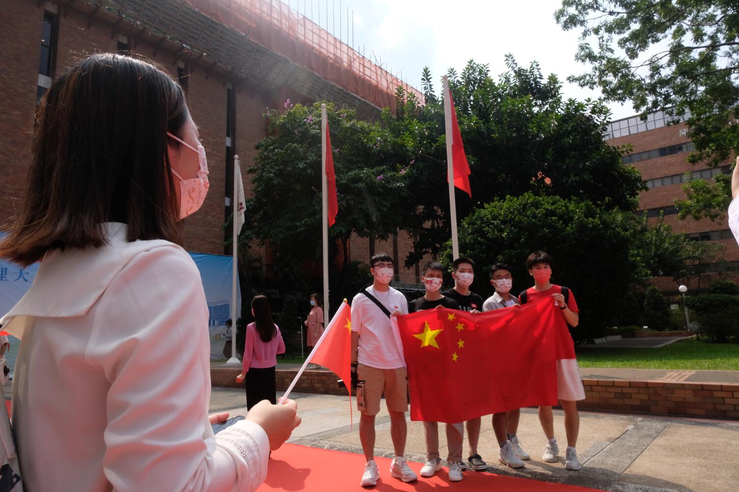 學子與國旗合影賀新中國72周年華誕。