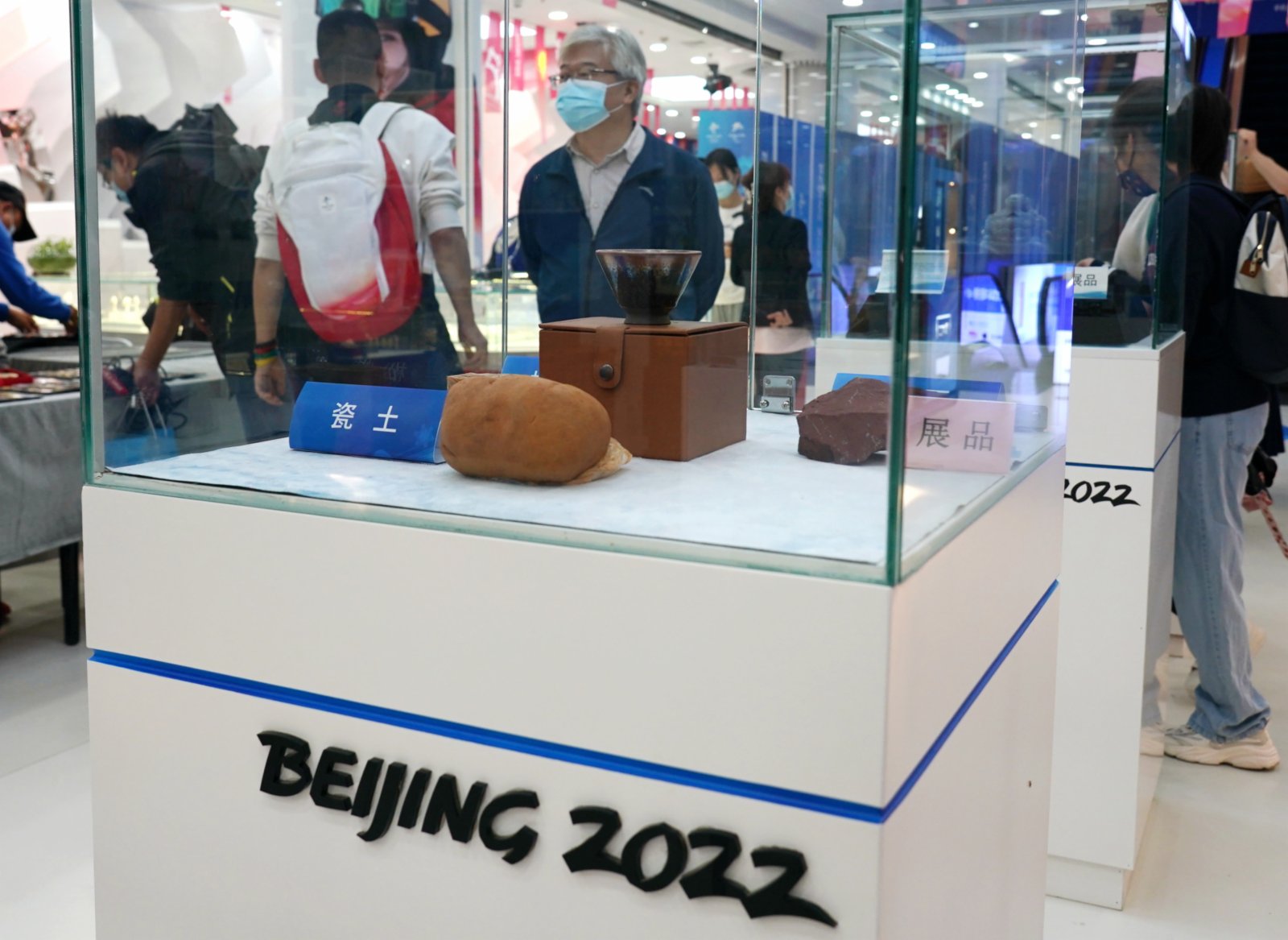 北京冬奧特許商品冬奧官帽茶盞。（新華社）
