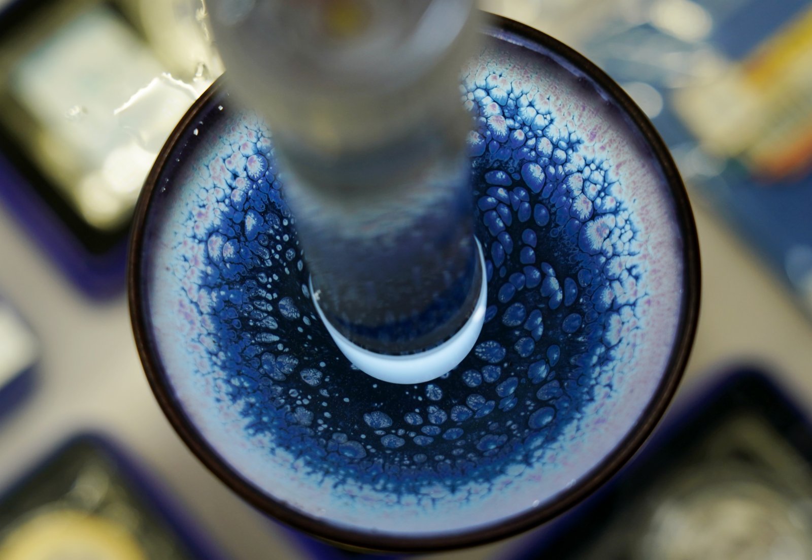 由於冬奧官帽茶盞製作材料和工藝的特殊性，茶盞在強光下出現天霽藍斑紋。（新華社）