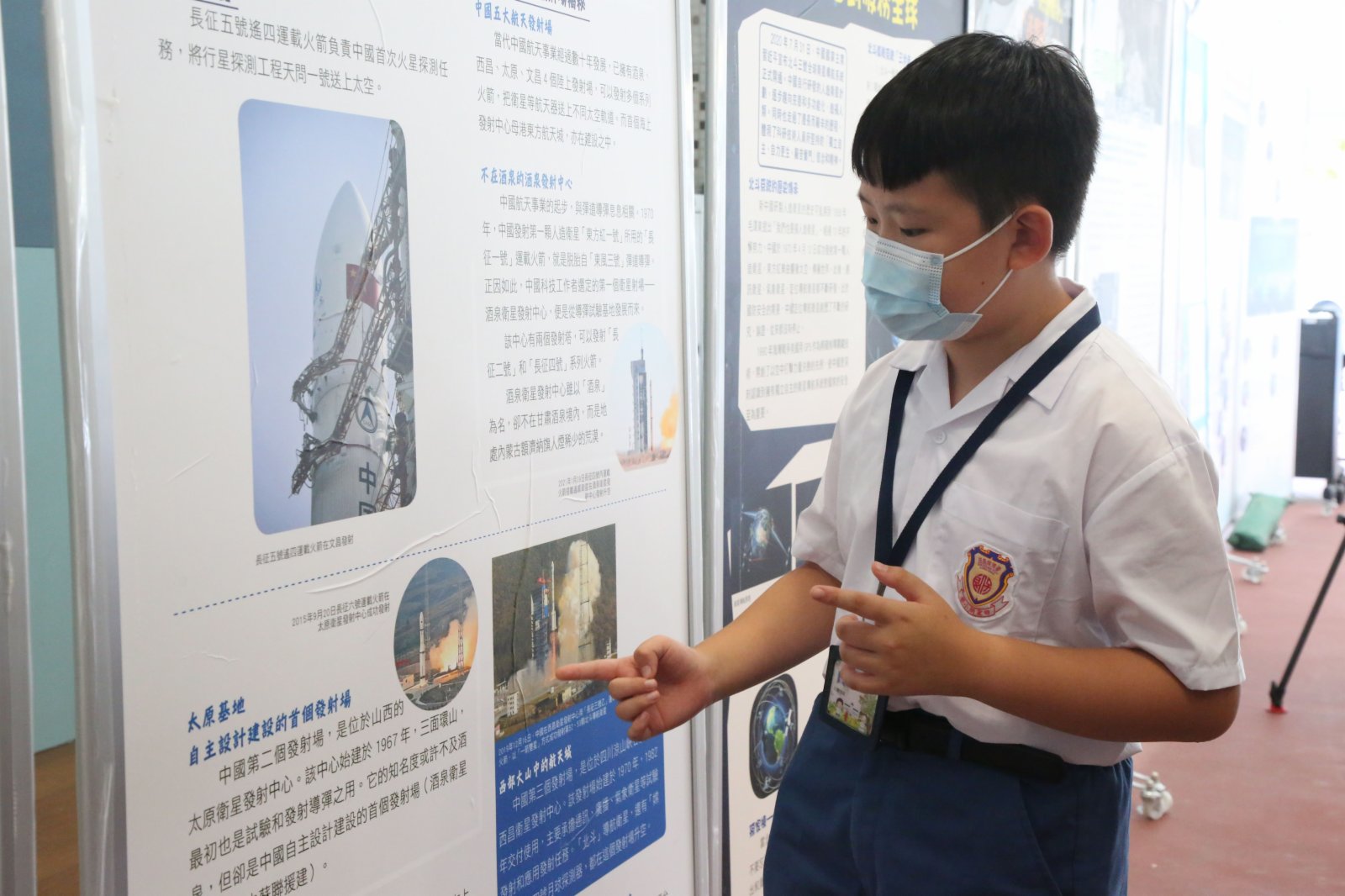 五年級學生賀炳文表示，參觀完圖文展以後增強了自己的民族認同感，為自己是一個中國人而自豪。（中新社）