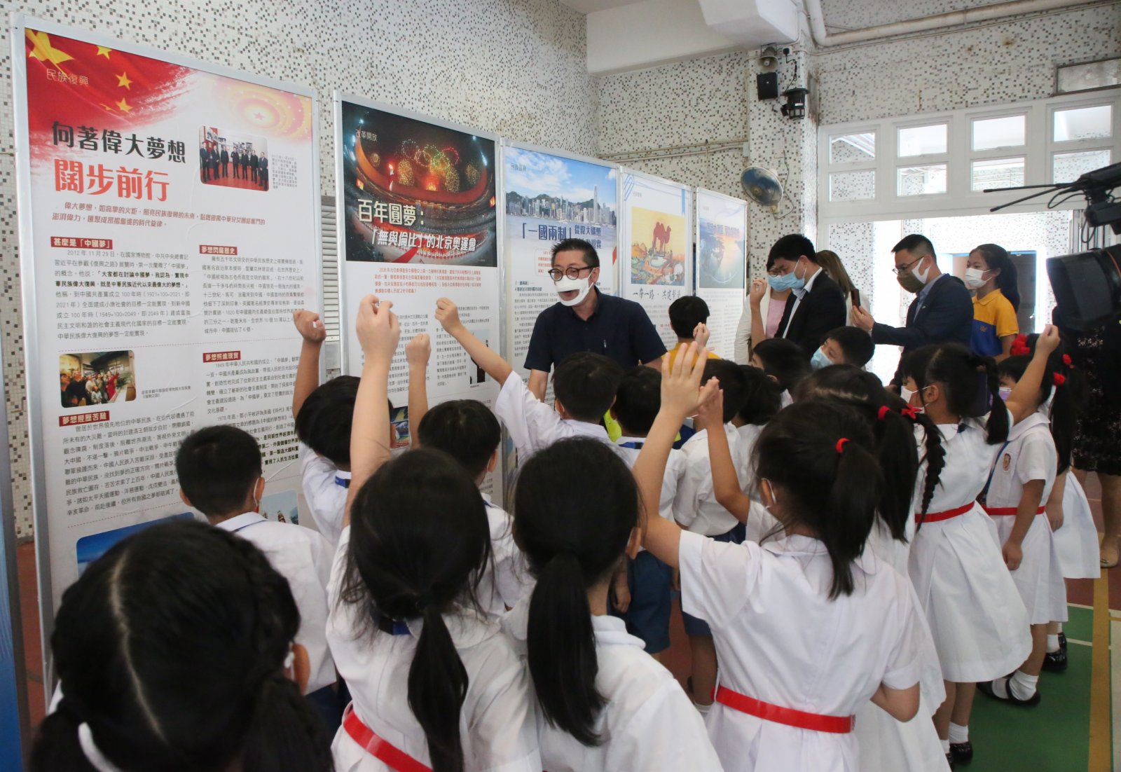 小學生積極參與互動。（中新社）