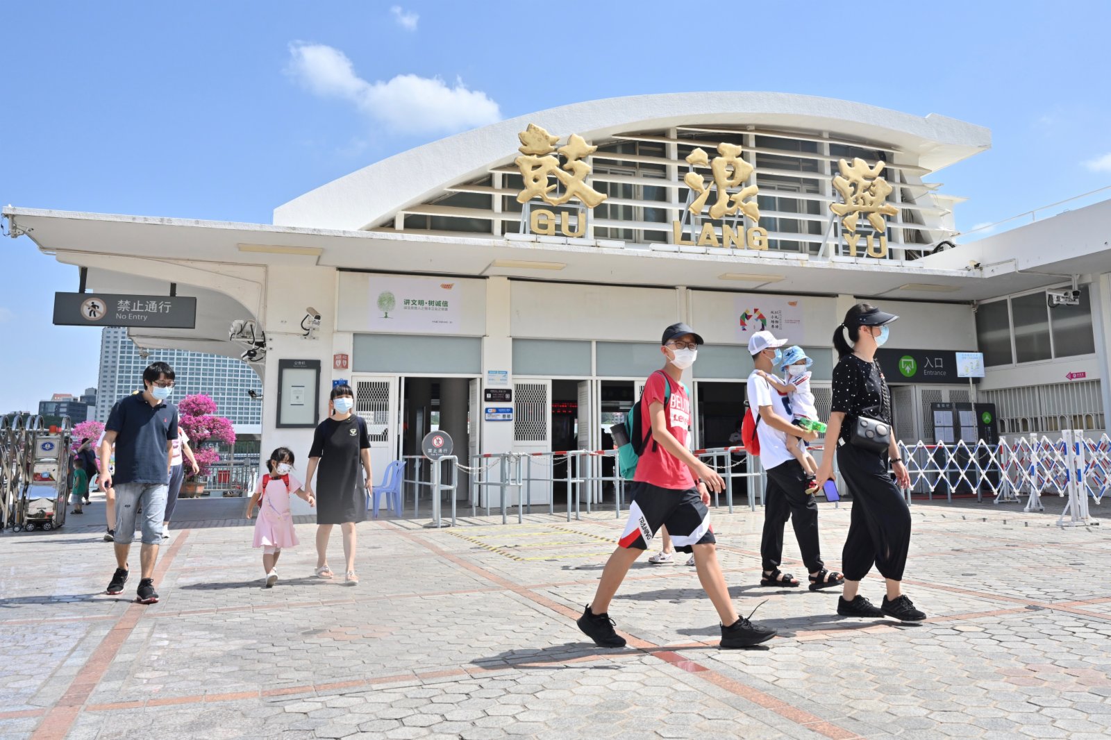 10月6日,前來鼓浪嶼景區遊玩的市民走出鼓浪嶼碼頭。(新華社) 10月6日,前來鼓浪嶼景區遊玩的市民走出鼓浪嶼碼頭。(新華社)