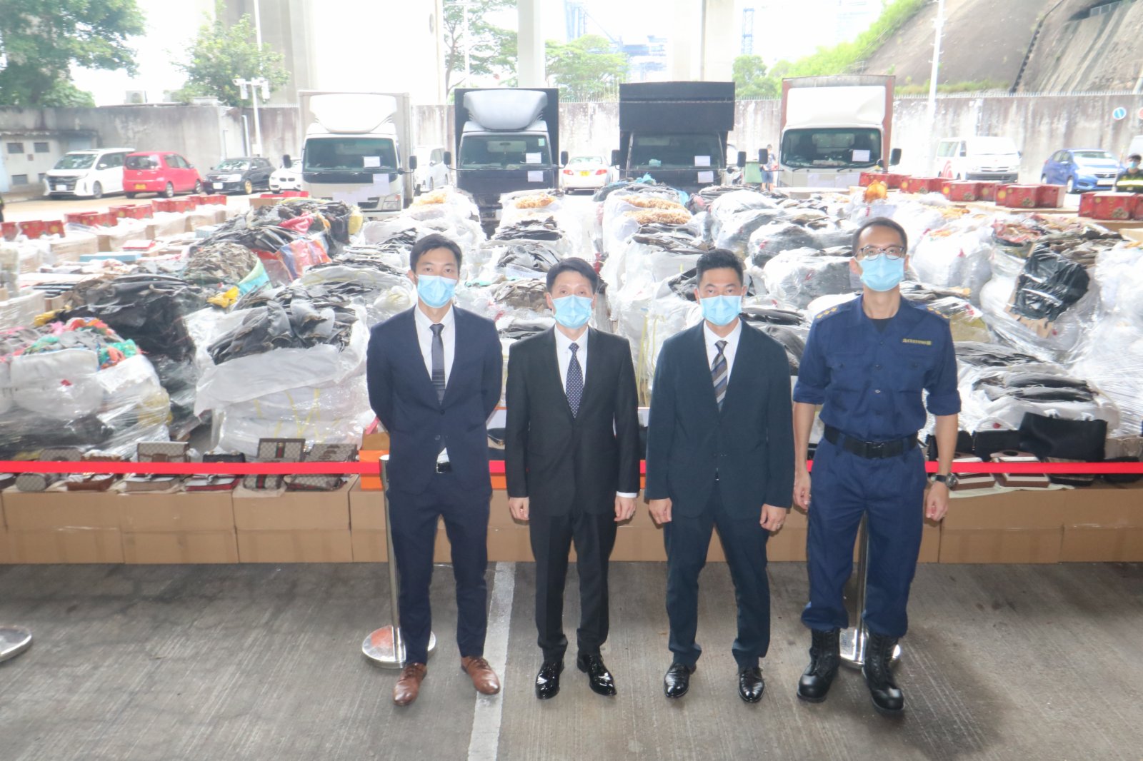 10月7日,海關舉行記者會宣布偵破歷來最大宗走私案件。行動中拘捕一名男子,並扣查四輛貨車,檢獲一批市值約2.1億港元的懷疑走私物品,包括高價值貨品、貴價食材及受管制瀕危物種。(香港文匯報記者劉友光攝)
10月7日,海關舉行記者會宣布偵破歷來最大宗走私案件。行動中拘捕一名男子,並扣查四輛貨車,檢獲一批市值約2.1億港元的懷疑走私物品,包括高價值貨品、貴價食材及受管制瀕危物種。(香港文匯報記者劉友光攝)