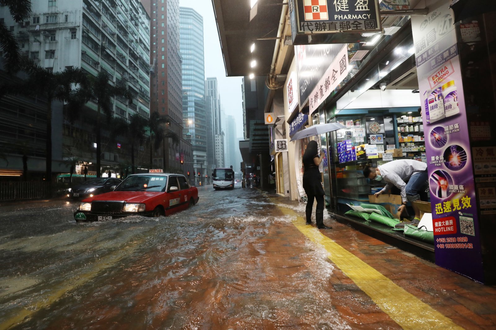 黑雨下灣仔柯布連道水浸，有銀行暫停營業。(香港文匯報記者萬霜靈攝)
