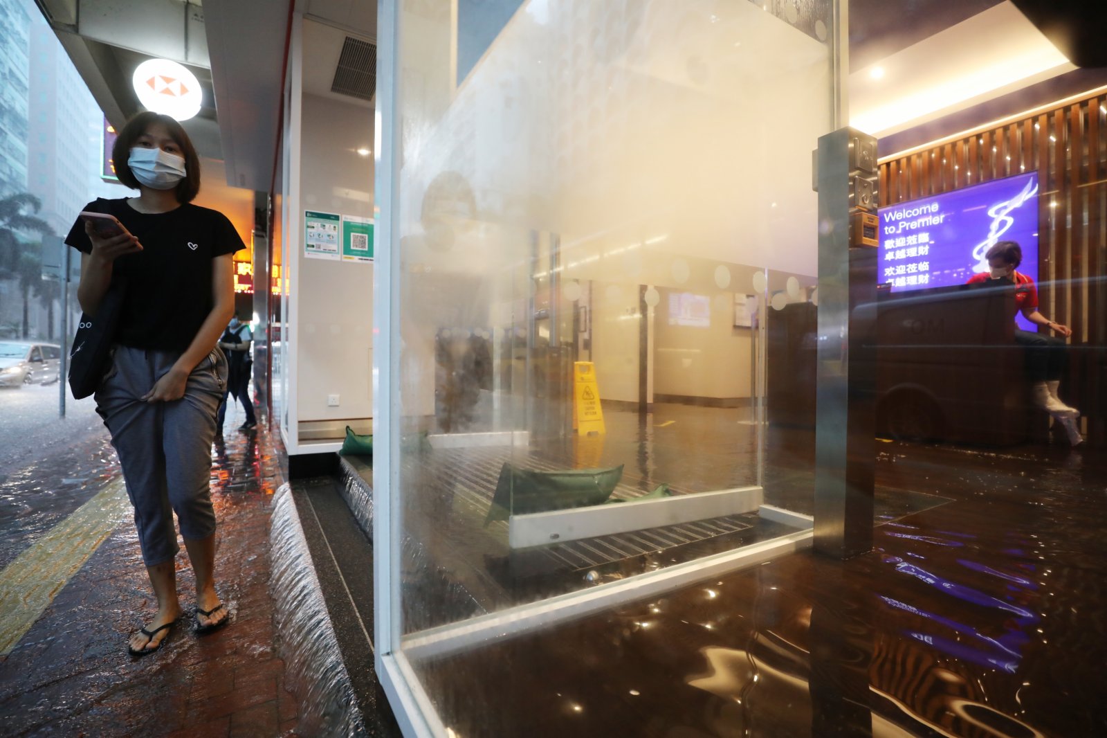 黑雨下灣仔柯布連道水浸，有銀行暫停營業。(香港文匯報記者萬霜靈攝)
