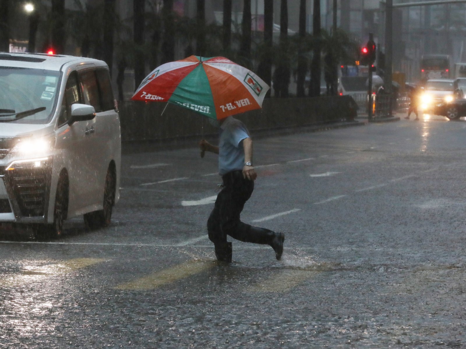 黑雨下灣仔柯布連道水浸，有銀行暫停營業。(香港文匯報記者萬霜靈攝)
