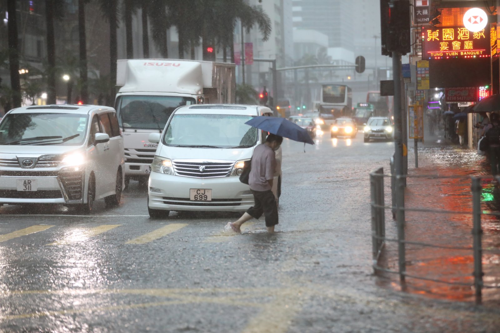黑雨下灣仔柯布連道水浸，有銀行暫停營業。(香港文匯報記者萬霜靈攝)
