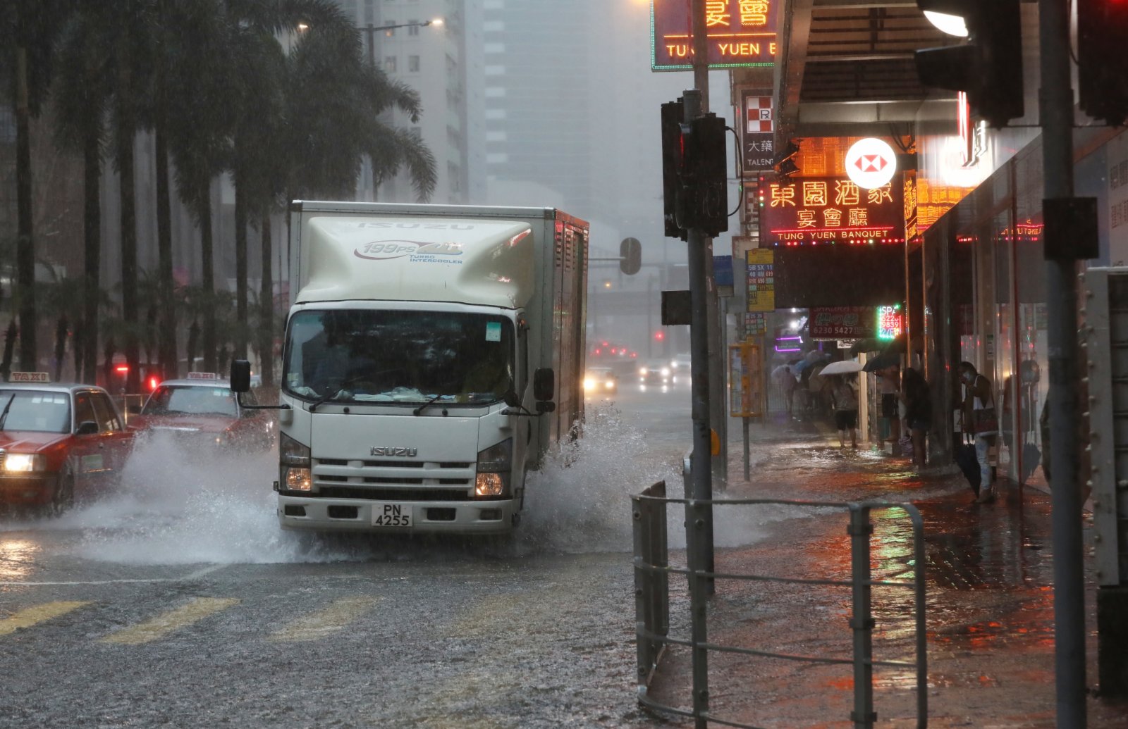 黑雨下灣仔柯布連道水浸，有銀行暫停營業。(香港文匯報記者萬霜靈攝)
