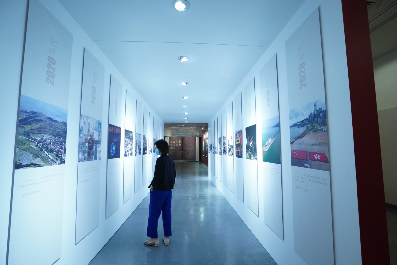 「光影記憶·百年風華」——《國家相冊》大型圖片典藏展今日（8日）在香港中央圖書館開幕。（香港文匯報記者曾慶威攝）