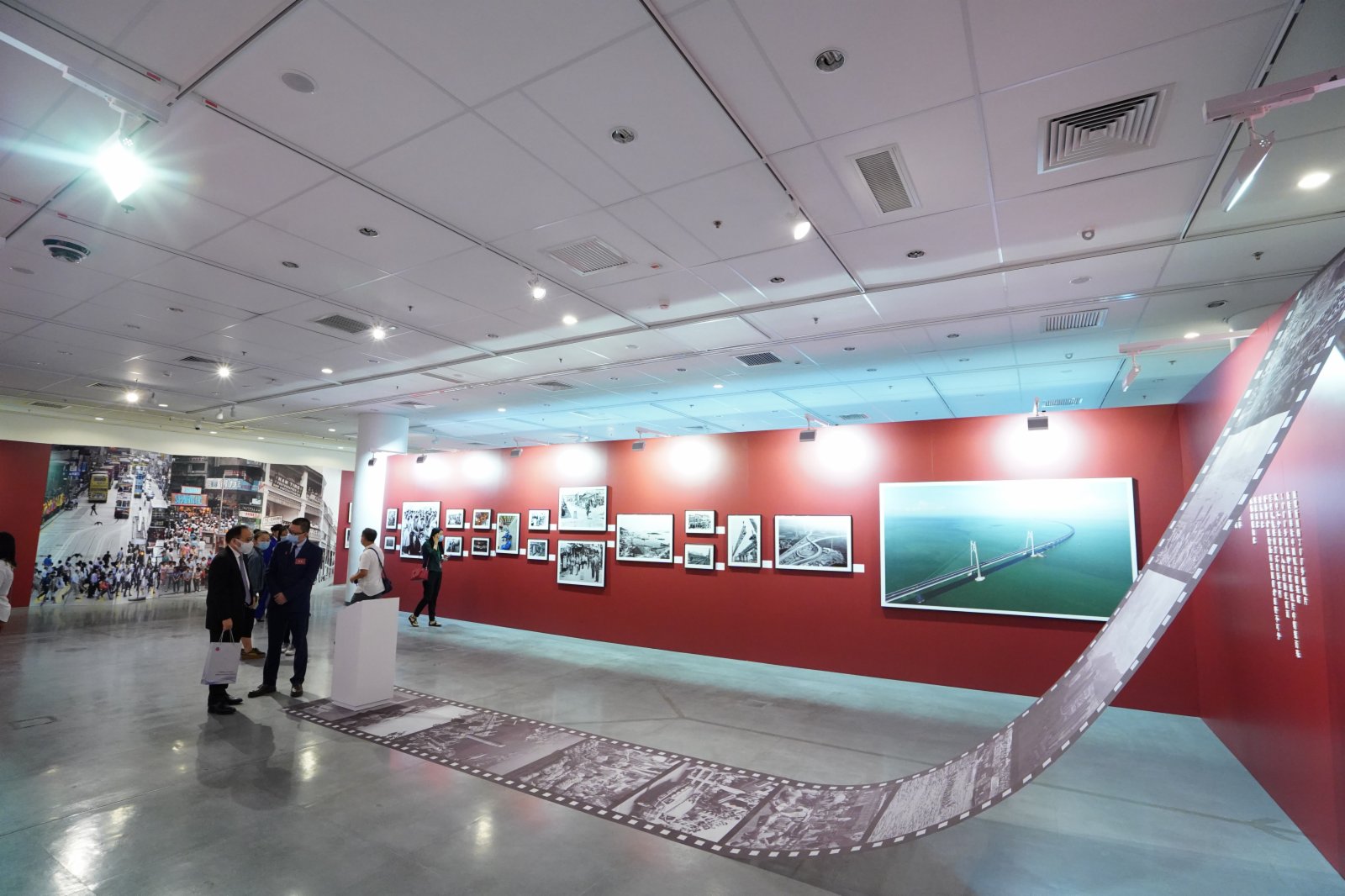 「光影記憶·百年風華」——《國家相冊》大型圖片典藏展今日（8日）在香港中央圖書館開幕。（香港文匯報記者曾慶威攝）