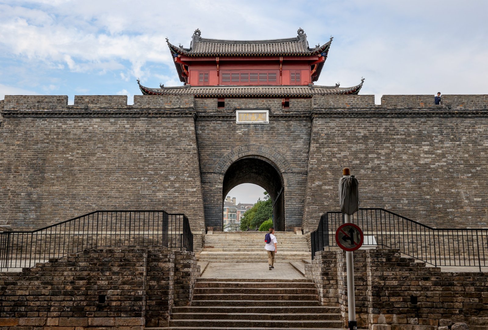 10月9日，湖北武漢，遊客參觀武昌起義門。據武漢市文旅局最新統計，武漢現有辛亥革命不可移動文物43處，眾多辛亥舊址遺跡已成為民眾旅遊觀光、了解歷史、激勵後人的重要場所。 中新社