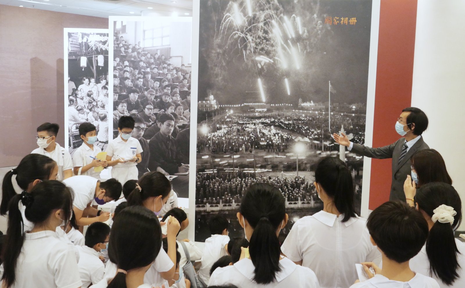 10月11日，小學生在參觀展覽。（新華社）