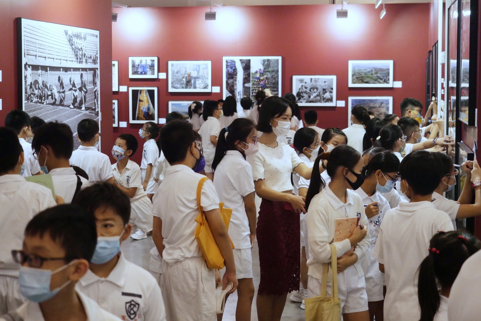 10月11日，小學生在參觀展覽。（新華社）