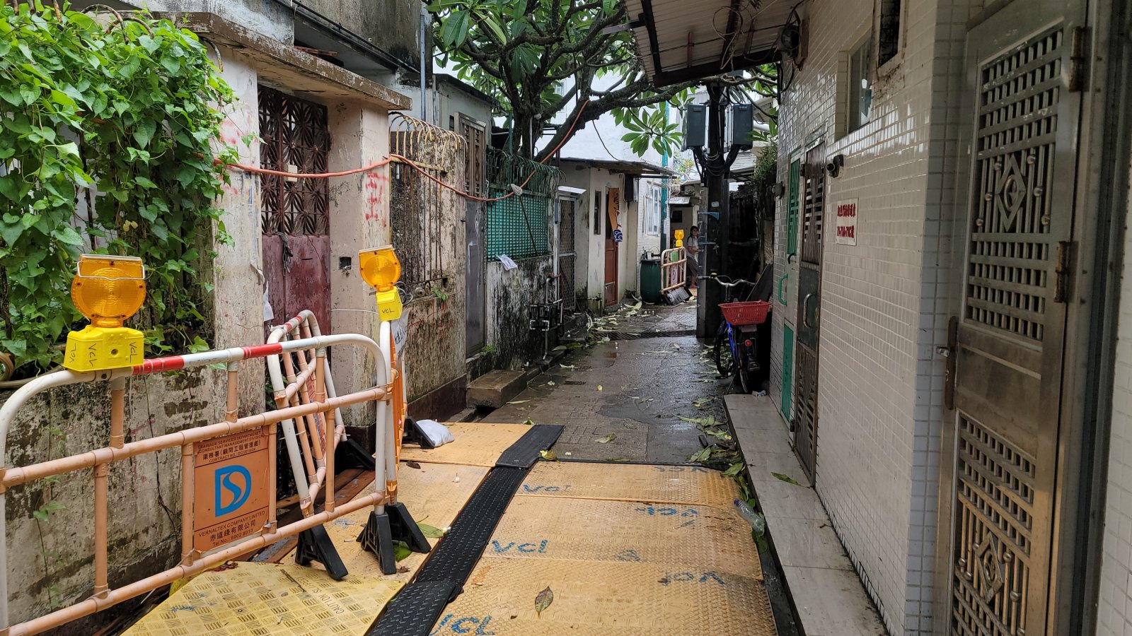 受到颱風「圓規」的影響下，八號烈風或暴風信號會在下午4時前維持。以往水浸黑點的鯉魚門三家村，今日(13日)上午風平浪靜，附近食肆暫停營業。