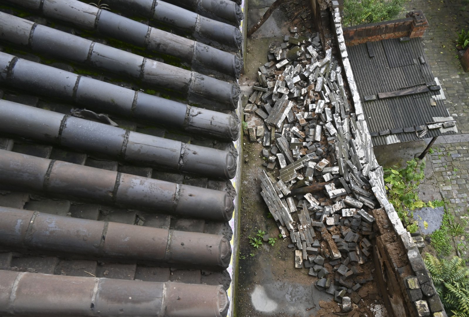 全國重點文物保護單位山西省汾城古建築群的社稷廟院牆部分倒塌（10月12日攝）。