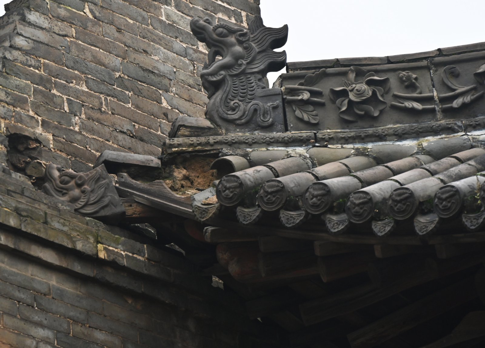 全國重點文物保護單位山西省汾城古建築群的城隍廟一處建築簷部瓦件脫落（10月12日攝）。