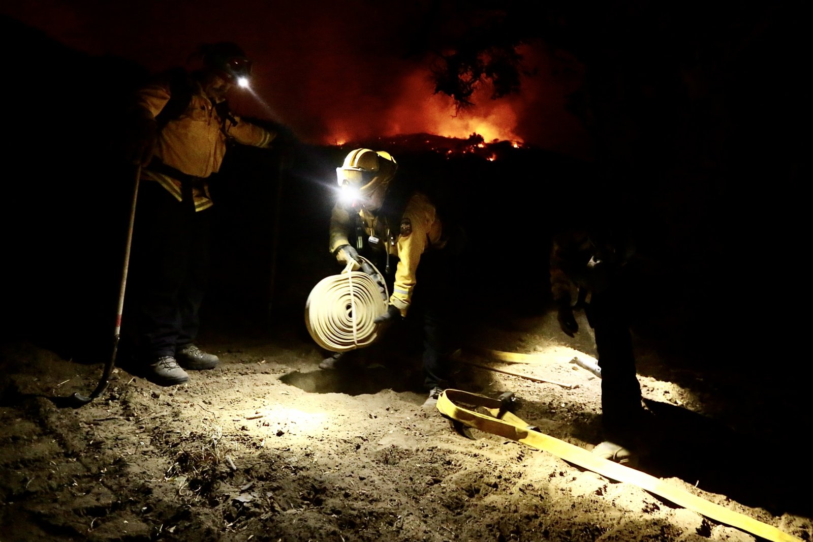10月13日，消防員在美國加利福尼亞州聖巴巴拉縣山火區域工作。（新華社）