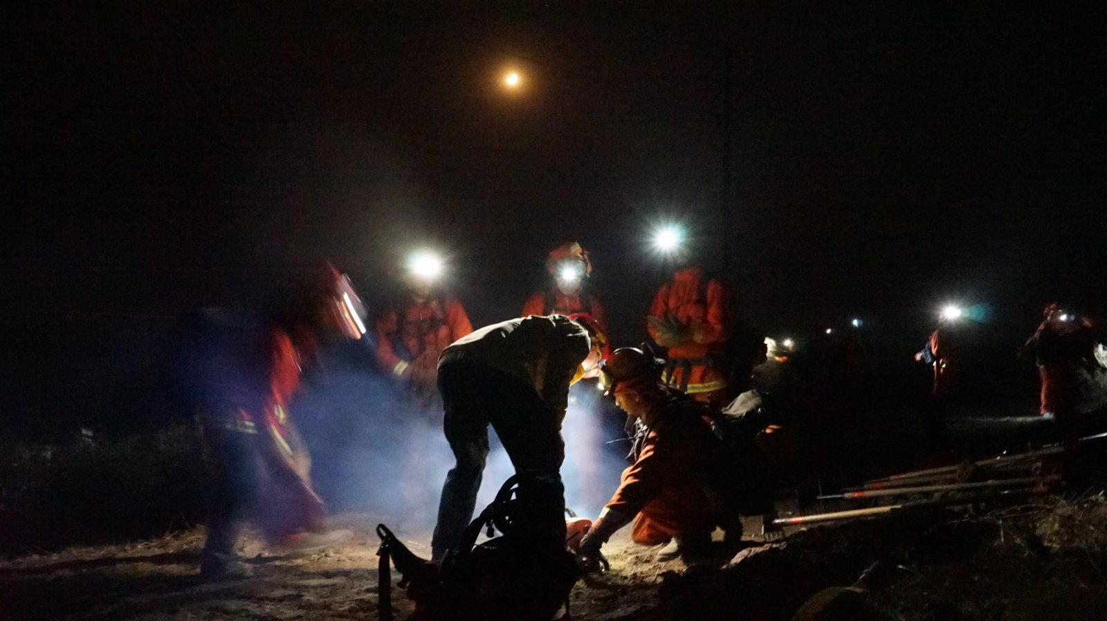 10月13日，消防員在美國加利福尼亞州聖巴巴拉縣山火區域工作。（新華社）